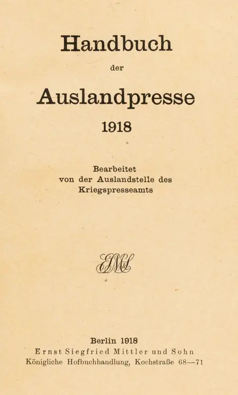 Verdenskrigen 1914-1918 – Handbuch der Auslandpresse 1918. - Fortrolige tillæg til håndbogen. Udarbejdet af Kriegspresseamtes udlandsafdeling. 2 bind. Berlin, Mittler, 1918. 3 bl., 270 s., 1 bl.; 2 bl., 172 s., 1 bl. 22 x 15 cm. Originale lærredsbind med guldtrykte rygtitler (hovedbind med små trykmærker). Tillæggene "Kun til tjenestebrug!" er sjældne og håndnummereret på titlen. - Brunet, tillægsbind gennemgående med hæftepletter i falsen,