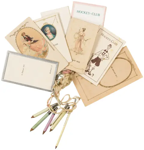 Miniature-dansevejledninger. Tyskland, omkring 1860-1911. Ca. 9-12 x 5-6 cm. Trykkene: ca. 6 x 5 cm. Indeholder 2 identiske dobbeltkort med…