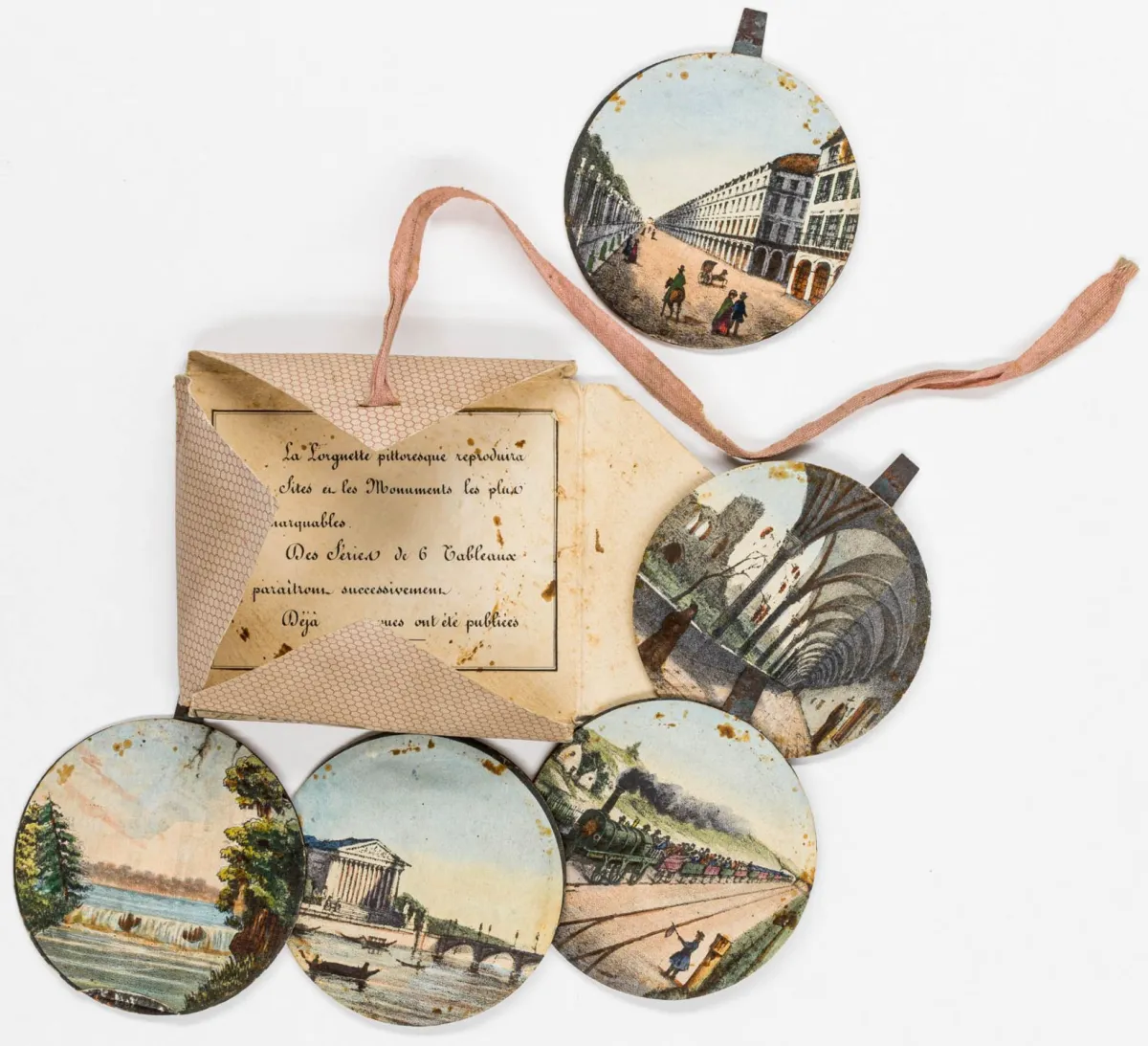 光学玩具 – La Lorgnette pittoresque。5幅圆形观景图系列，彩色石版画，带彩色衬底镂空，装于金属滑片上