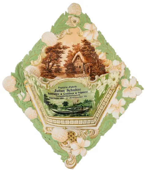 omkring 1900-1930. Ca. 25 cm til 11-24 cm. Indeholder: 1. Papirvarefabrik Julius Schultze, Cottbus. Rombeformet ophæng af reliefpræget…