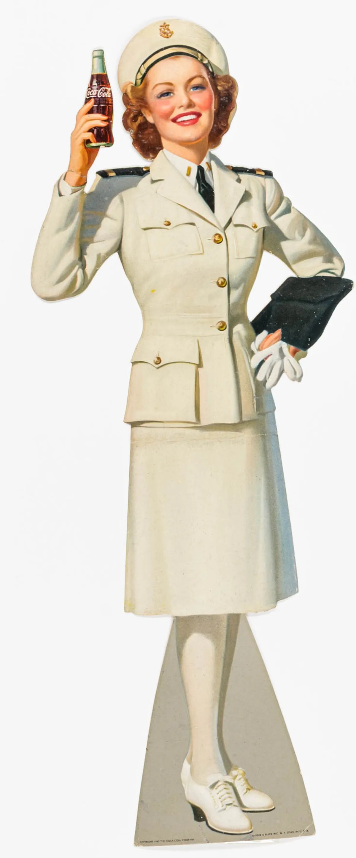 广告：The Coca-Cola Company。两个立牌人偶：美军 Service Girls，各展示一瓶可口可乐。