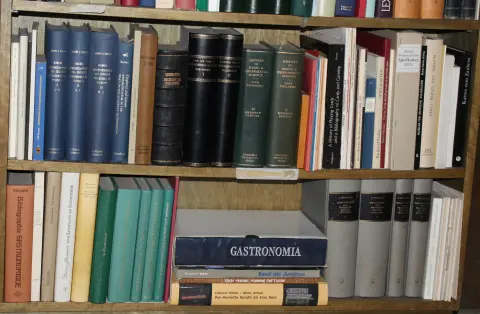 Bogvæsen – Håndbibliotek tilhørende et bog- og kunstantikvariat. Ca. 2400 værker, ofte flerbinds. Ca. 120 løbende meter.