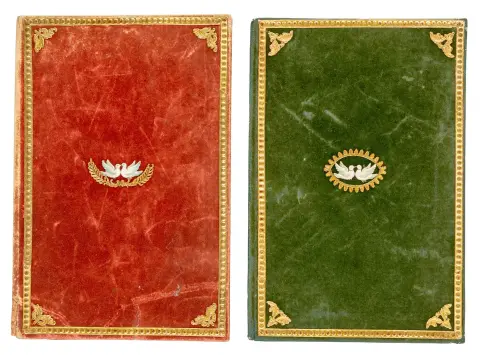 आवरण – लाल और हरे रंग की फेल्ट जिल्द, आवरणों पर उत्कीर्ण स्वर्ण-कागज़ के अलंकरण और प्रत्येक के केंद्र में रंगे हुए पेपरमाशे का चोंच मारता कबूतर युगल।