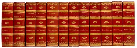 Jean Paul – Samlede værker. 60 bind i 12 bind. Med stikket portræt. Berlin, Reimer, 1826-1828. 18,5 x 11 cm. Røde halvlæderbind fra samtiden med præget rygtitel og rig rygforgyldning…