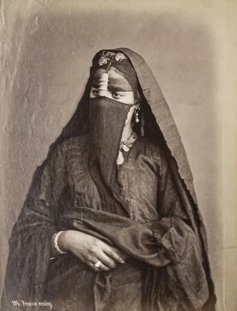 Egipt – colecție de 27 fotografii originale din Africa de Nord, în majoritate din Egipt. Vintage. În mare parte copii pe albumină, parțial gelatină cu argint. În mare parte libere. Circa 1880-1900. Formate de la 10 x 13 cm, dar în majoritate în jur de 20 x 25 cm. Ocazional cu legendă a imaginii sau numele atelierului (Sebah, Zangaki, Bonfils). Prezintă diverse etnii ale regiunii, clădiri vechi, peisaje etc. - Doar suprapuneri minime cu celelalte colecții Egipt oferite de noi