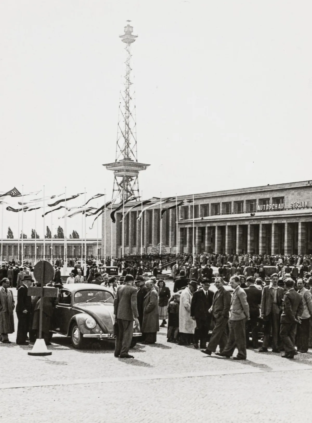 德国 - 柏林 – Auto-Schau Berlin 1950。相册含90张原始照片。老照片。银盐明胶。装裱。29 x 37厘米。…