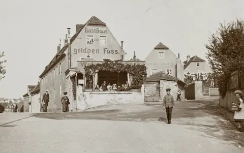 Tyskland - Sachsen – Rejseerindringer (dækeltitel). Album med 49 originale fotografier monteret under papirrammer, derefter indsat og på bagsiden håndskrevet betegnet. Vintages. Sølvgelatine. Tonet. Sachsen, omkring 1900.
