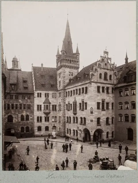 Tyskland - Sydtyskland – To albums med i alt 66 gamle, overvejende tyske arkitekturprospekter i originalfotografi. Vintages. Albuminetryk. Monteret. Omkring 1865-1875.