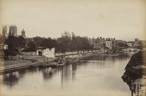 England – Valentine, James. Album med 30 originale fotografier, alle med indkopieret billedtekst, motivnummer og monogrammet "J.V."