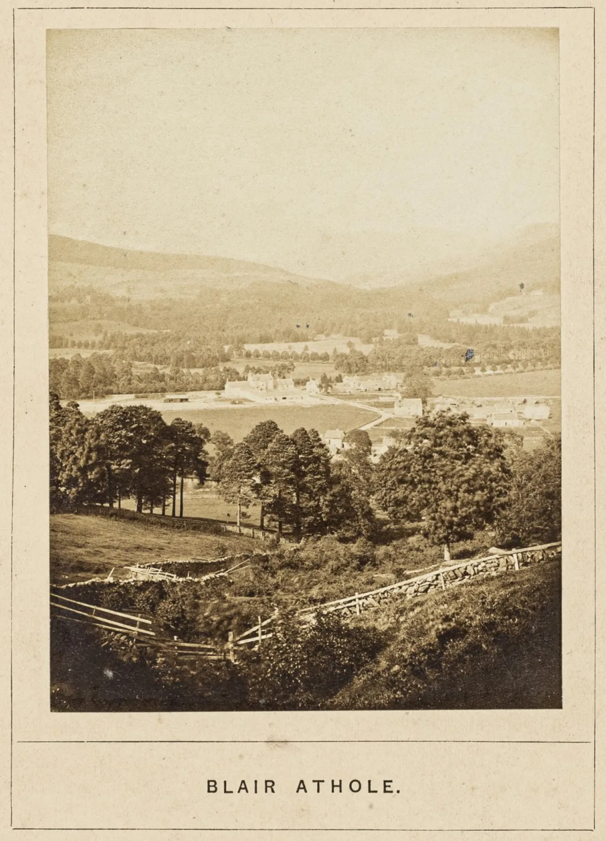 Großbritannien – Wilson, George Washington. Photographs of English and Scottish Scenery: Blair-Athole (12 Views). Mit 12…