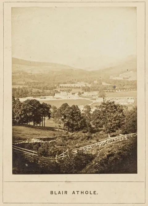 Storbritannien – Wilson, George Washington. Photographs of English and Scottish Scenery: Blair-Athole (12 Views). Med 12…