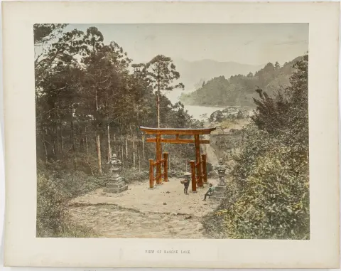 Japan – Mappe med 36 originale fotografier, for det meste monterede og delvist kolorerede. Vintages. Albuminetryk. Omkring 1880-1890.
