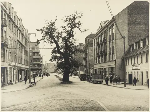 Puola – Raulin, Ernest. Gdynia. Kaksitoista alkuperäistä valokuvaa. Vintages. Hopeagelatiini. Noin 1936. Vedosten koko: 30 x 40 cm, oikeassa…