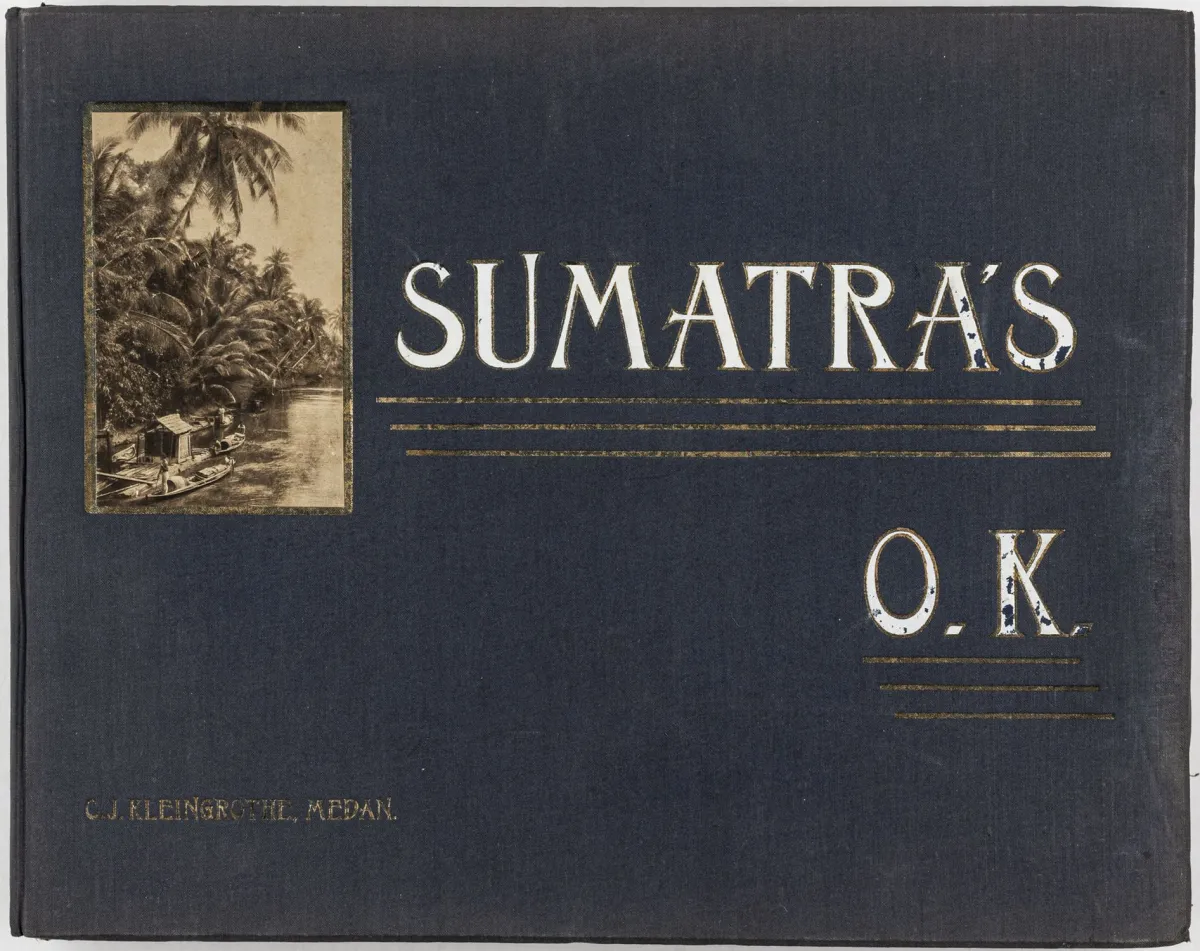 苏门答腊 – Sumatra's O. K. 含大量照相凹版照片，64 幅图版印于裱贴中国纸。棉兰，约 1900 年。