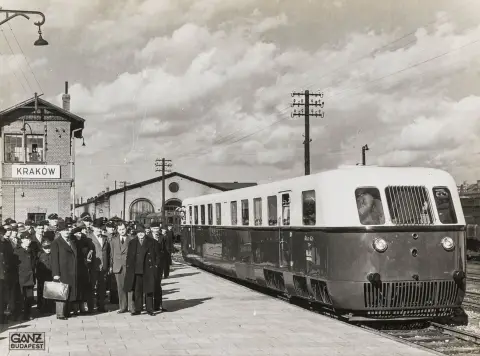 Ungarn – Jernbane Tyve originale fotografier. Vintages. Sølvgelatine. Monterede. Omkring 1950. På underlaget med monterede…