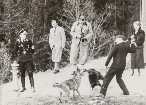 Varia - Nationalsocialisme – Samling af 52 originale pressefotos af Adolf Hitler og entourage. Vintages. Sølvgelatine. Berlin,…
