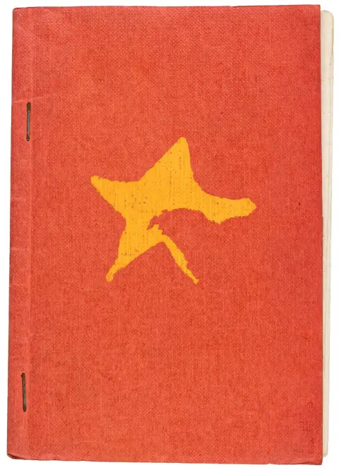 Avantgarde - Østeuropa – Martek, Vlado. Ja se zalazem za poeziju a vi je samo pisete (Jeg engagerer mig for poesien, og I skriver den bare). Zagreb, eget forlag, 1982. Uden paginering. 15 x 10,5 cm. Illustreret hæftet originalhæftning (lidt bleget). Sjælden kunstnerbog af den kroatiske kunstner født i 1951. - Ubeskåret. - Let plettet.