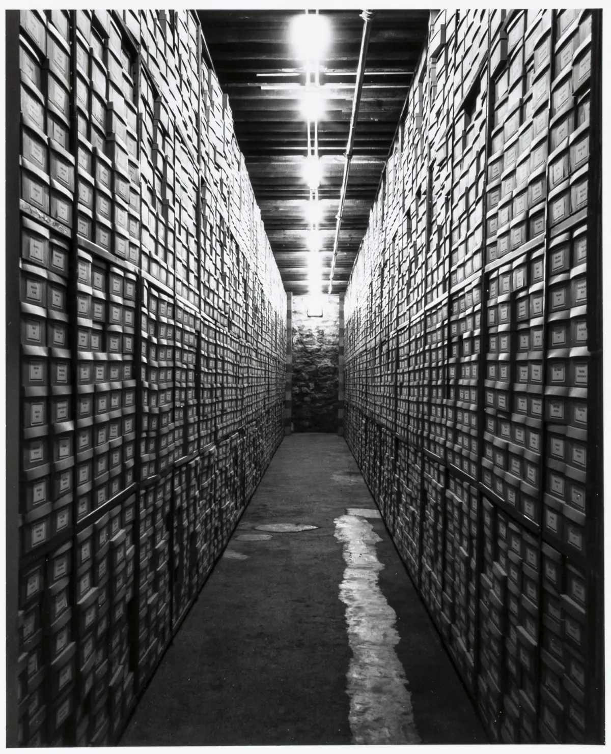 博尔坦斯基，克里斯蒂安——《Archive of the Carnegie International 1896-1991》。附背面签名的原版照片（18 x…