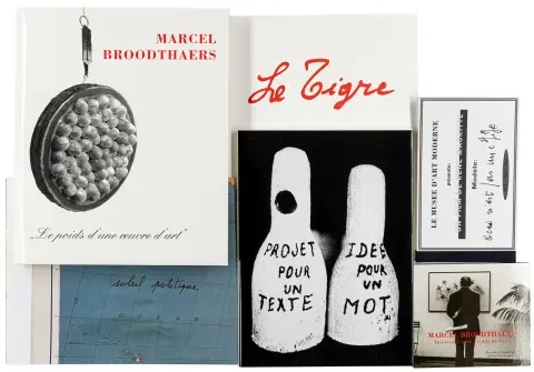 Broodthaers, Marcel – Tinaia 9 Box. Æske med 6 objekter og 1 monografi. Köln, Tinaia 9 Verlag, 1994. 31 x 31 cm. Løse i original linnedkassette med original linnedæske.