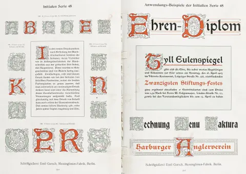 Bogvæsen – Støberiet Emil Gursch, Berlin. Støberiet Emil Gursch, messinglinjefabrik, Berlin. Samlet prøve. Skrifter, ornamenter, vignetter, messinglinjer. Berlin, omkring 1910. XI, 488 s. 28,5 x 20 cm. Illustreret original linned (kanter slidte). Mellemtitler for afdeling I (fraktur) og II (antikva m.m.) fjernet. I begyndelsen et løst læg.