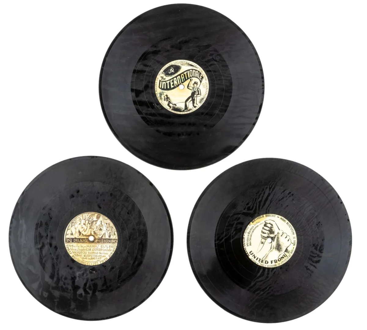 Eisler, Hanns – Set von drei 78er Bakelit-Schallplatten. Mit 6 graphisch gestalteten Original-Labels. New York, Timely Recording Co, um…
