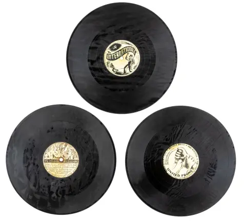 Eisler, Hanns – Sæt med tre 78er bakelitplader. Med 6 grafisk udformede originallabels. New York, Timely Recording Co, omkring…