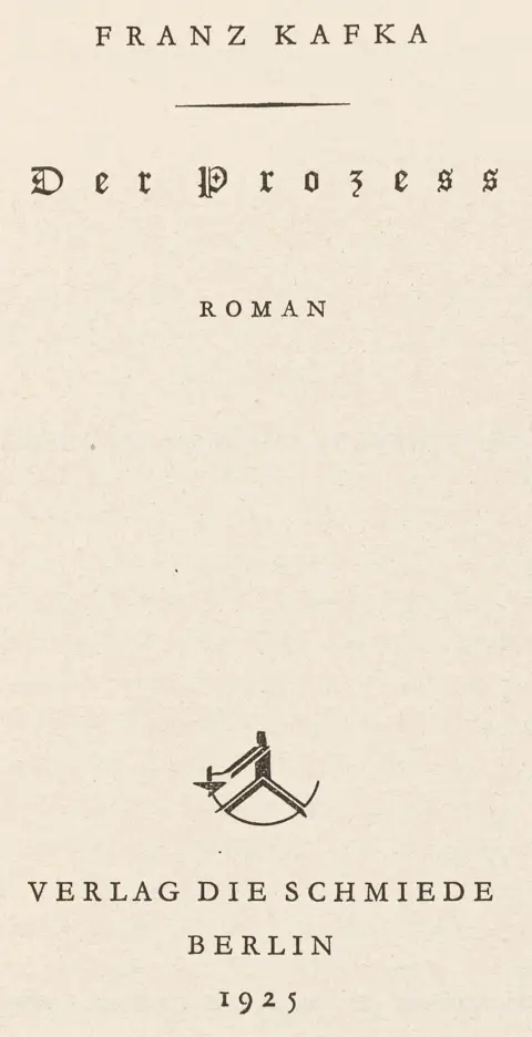 Kafka, Franz – Processen. Roman. Berlin, Die Schmiede, 1925. 3 bl., 411 s. 20 x 13 cm. Originalt papbind med ryg- og dækselschild…