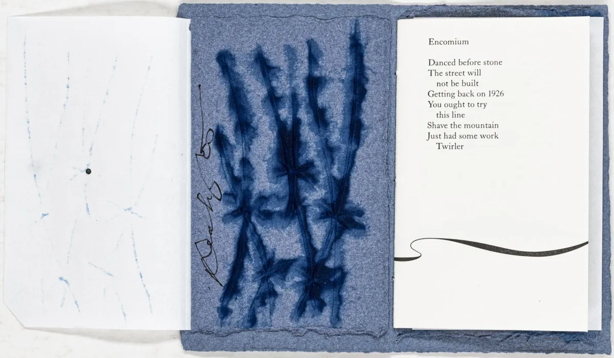 Tuttle, Richard – 8 Poems. Mit 2 (1 signierten) Prägedrucken auf den Innendeckeln. Buffalo 2011. 4 Bl. 14 x 9 cm. Original-Büttenpappband.…