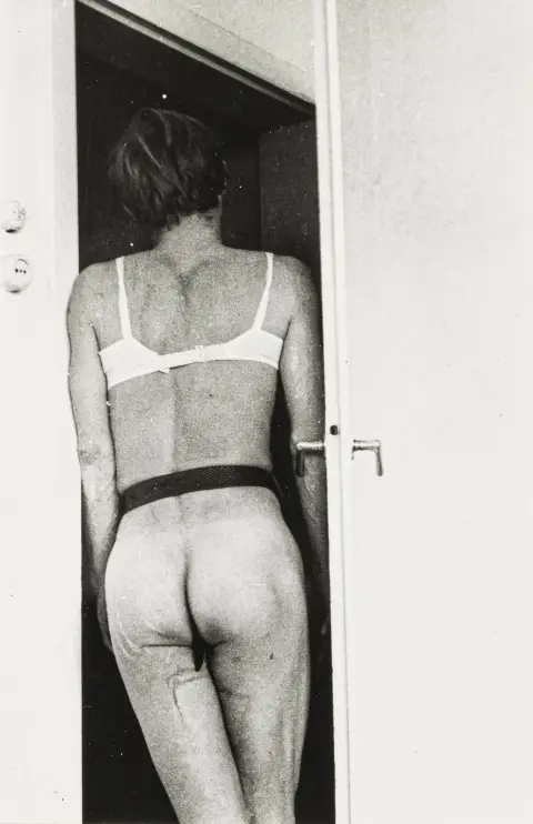 Acționism vienez – Brus, Günter. Petrecerea timpului liber (numită ulterior și „Acțiunea travestiților”). 2 fotografii originale de Kurt Kren.…