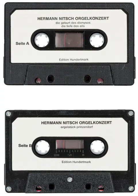 Wiener Aktionismus – Nitsch, Hermann. Orgelkonsert 9. des. 1986. Linz Brucknerhaus (Brucknerorgel). Lydkassett i plastlomme med...