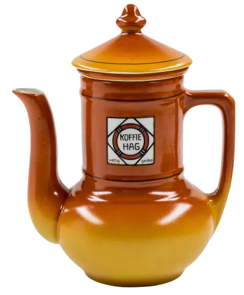 Reklame – Hollandsk porsjonskanne fra Kaffee HAG med avtakbar sil. Brun overgangsglasur. Nederland, Sphinx, rundt 1930.