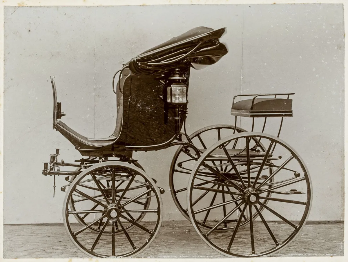 广告 – Sachs, Friedrich Christian。马车厂 F. Sachs & Sohn。汉堡。Neuer Pferdemarkt 27。马车目录。附16张装裱原版照片。