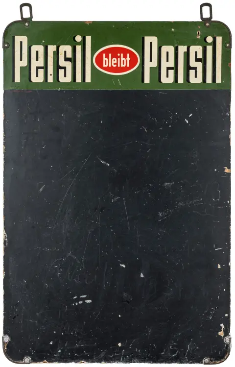 Reklame – Samling av 4 reklameskilt og et reklamespeil. Ca. 1930- til 1950-årene. I. Persil bleibt Persil. Med stor tavleflate. Hjørner med metallbeslag og oppheng øverst.