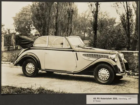 Reklame - Automobiler – BMW. De nye bilmodellene. Album med 5 originale fotografier. Vintages. Sølvgelatin. Montert. München,…