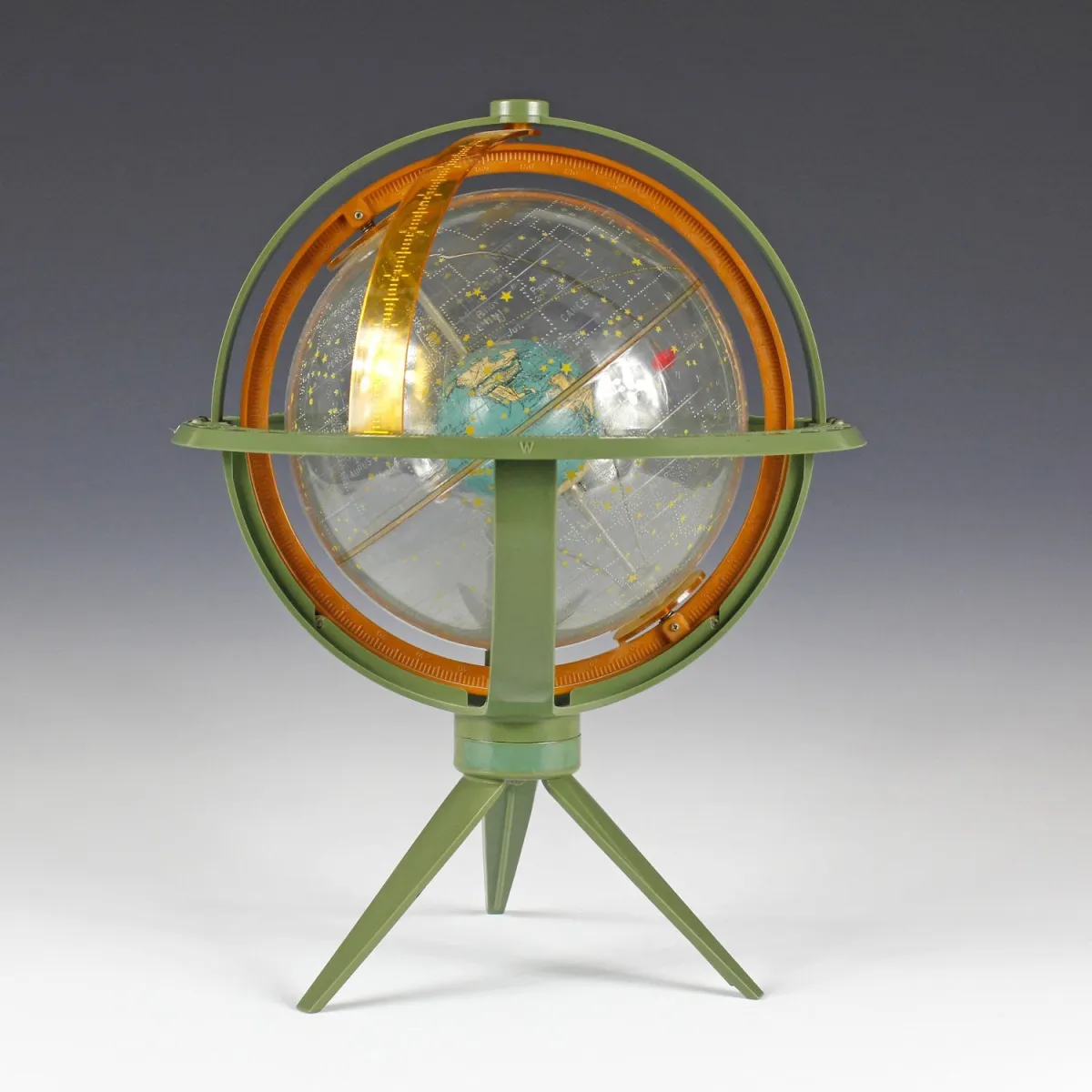 地球仪与天文学 – Torica 的太空时代星象仪。日本约1960年,支架上标有"Torica Celestial Globe",…