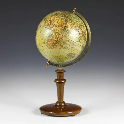 ग्लोब और खगोल विज्ञान – Carl Luther का पृथ्वी ग्लोब। बर्लिन, लगभग 1925, अंकित "Columbus Volksglobus, Bearbeitet von C. Luther,…"