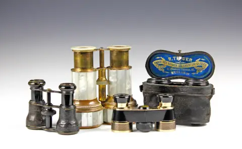 सर्वेक्षण, ज्यामिति और प्रौद्योगिकी – चार द्विनेत्री ओपेरा दूरबीनें। जर्मनी लगभग 1880-1960, 1. पीतल की बड़ी ओपेरा दूरबीन, मदर-ऑफ-पर्ल जड़ाऊ…