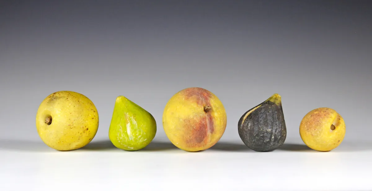 Flore & Faune – Cinq modèles de fruits en marbre, 19e/20e siècle
