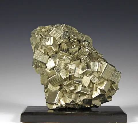 Mineraler og fossiler – Pyrittprøve. Såkalt narregull, løs på trefot. Mål pyritt: ca. 17 x 12 x 9 cm.