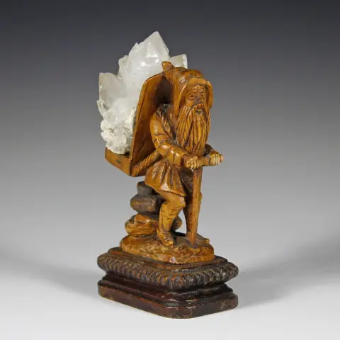 खनिज और जीवाश्म – क्रिस्टल नमूने के साथ बौना। अल्पाइन क्षेत्र, लगभग 1880, लकड़ी पर नक्काशी, क्रिस्टल। ऊंचाई: लगभग 16.5 सेमी।