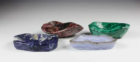 Mineraler og fossiler – Samling av fire skåler. Malakitt, sodalitt, kalsedon og rhodonitt, slipt og polert. Lengder: hver ca.…
