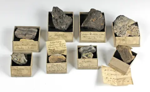 Mineraler og fossiler – Lille historisk mineralsamling. Tyskland, omkring 1900, solgt af Mineralienhaus Droop, Dresden og Plauen.