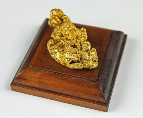 Mineraler og fossiler – Guldnugget. Fundsted Californien/USA, forekomst i vandløbsleje med små kvartsindeslutninger, såkaldt "placer gold", kontrolleret.