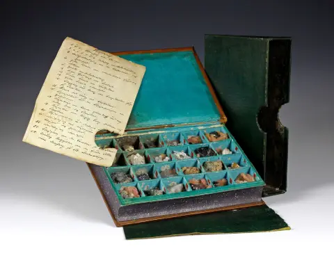 Mineraler og fossiler – En mineralsamling, souvenir fra Oberharz. Harz/Tyskland, omkring 1820, samling af 24 nummererede stenprøver