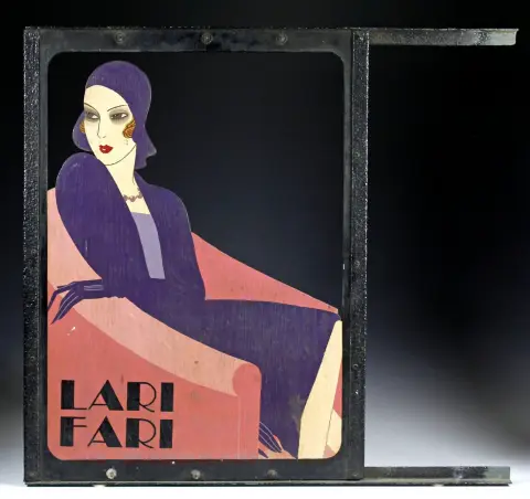 Reklame – Butiksskilt LARI FARI. Berlin, omkring 1920, metalramme og træ malet med oliefarve. Mål: ca. 85 x 80 cm. Et LARI FARI…