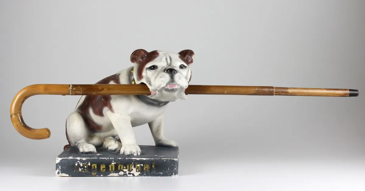 广告 – Hugendubel 雨伞广告人偶。德国，约1920年，斗牛犬造型，叼着 Hugendubel 公司的雨伞手杖