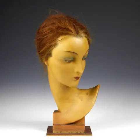 Reklame – Butiksvindueshoved af en dame. Tyskland, omkring 1930, voks, håndmalet, ægte hår, højde ca. 43 cm