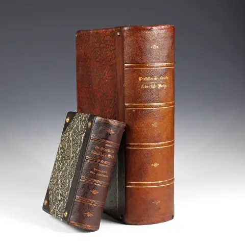 Reklame – To bogattrapper Dr. Qualm som cigarkasser. Tyskland, omkring 1880, "Professor Dr. Qualm, Sämtliche Werke" og "Dr. Qualm's Sämtliche Werke. Herausgegeben vom Fabrikanten", læder, træ, messing og pap.