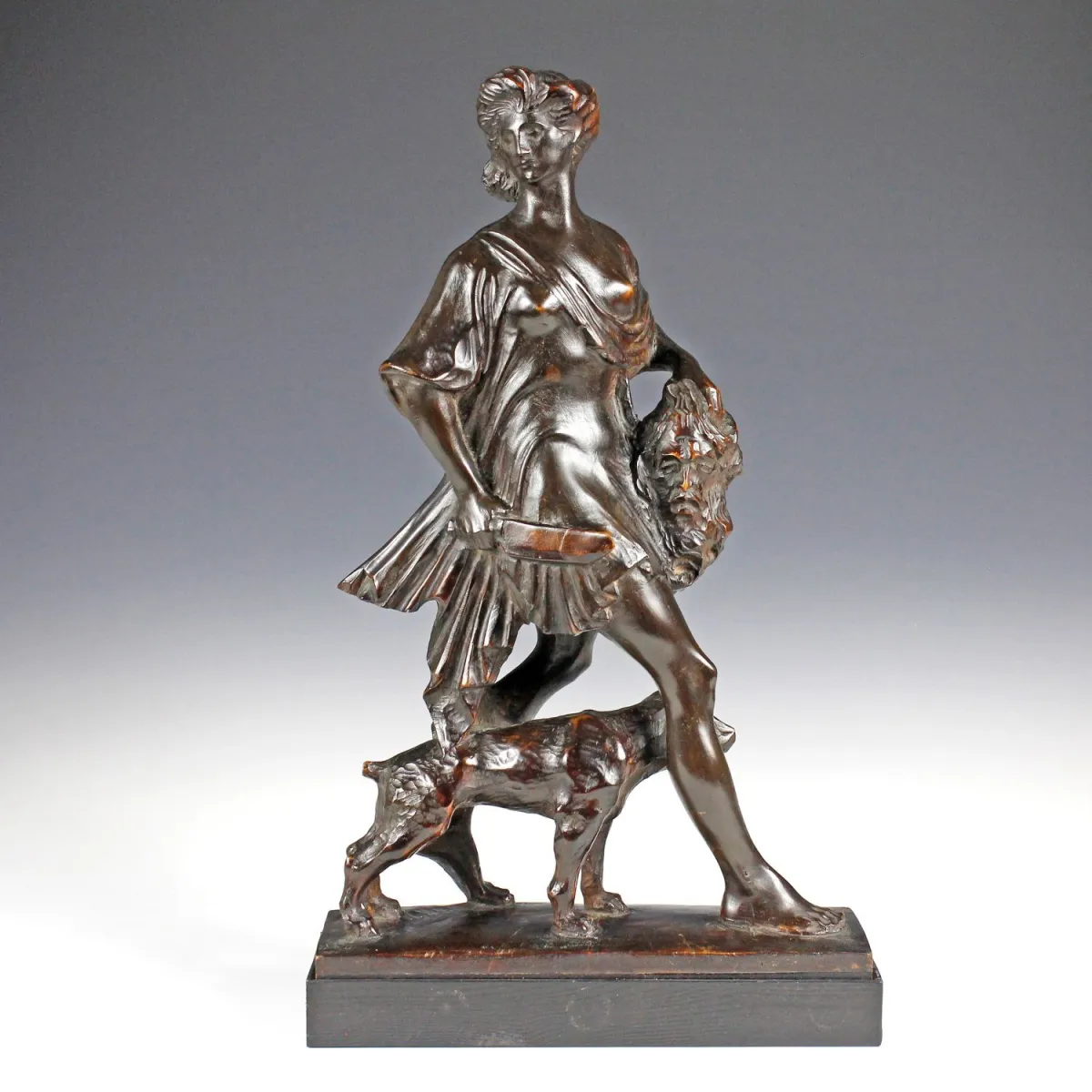 奇珍异品 – 朱迪斯与荷罗孚尼之首。德国，约1920年，装饰艺术风格，优质雕刻，安装于乌木化木底座上。高度：约46厘米。