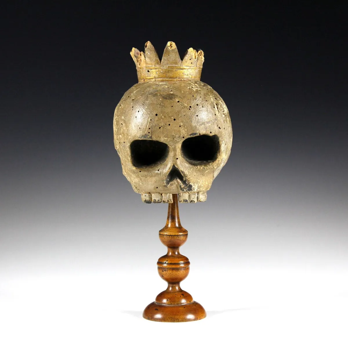 奇珍异品 – Memento Mori 骷髅头。阿尔卑斯地区 17/18 世纪,带王冠的虚空派头颅“死神之王”,椴木雕刻并彩绘…